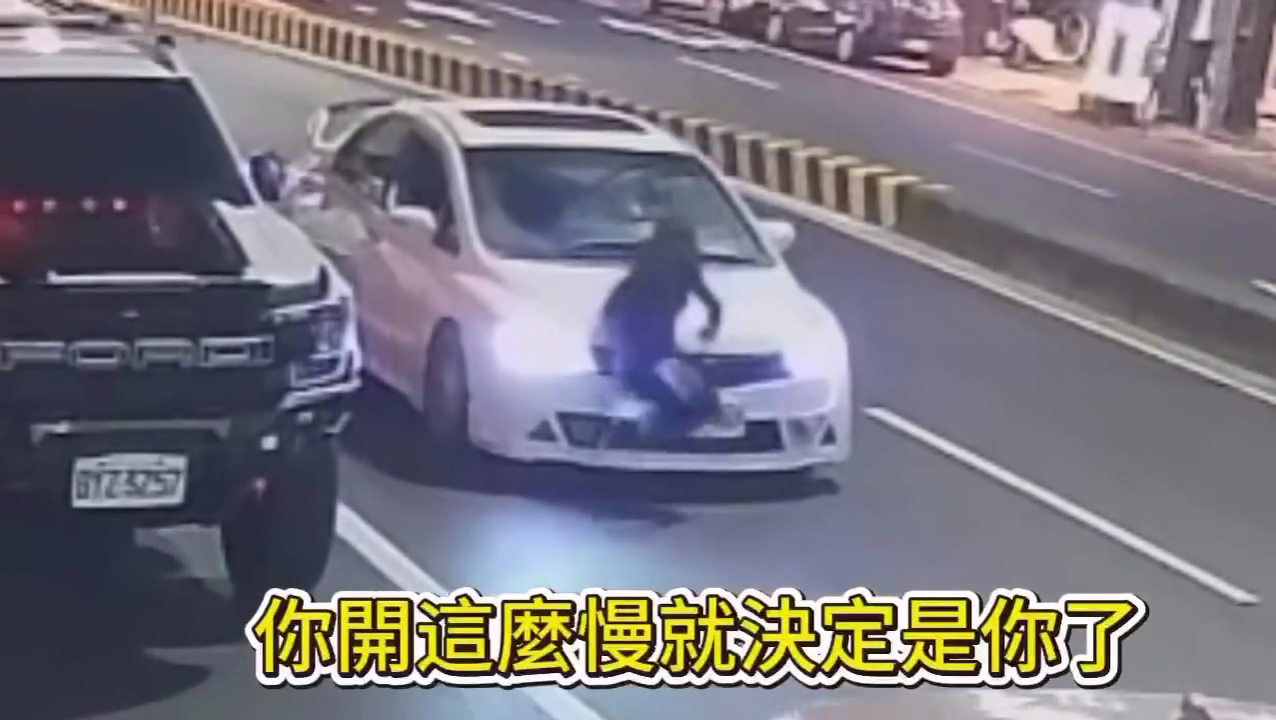 ▲台南女鬧區疑碰瓷！蹲車道後自撞白車倒地，第二次慘被黑車撞飛（圖／網友陳霏 授權；未經授權請勿翻攝轉載）