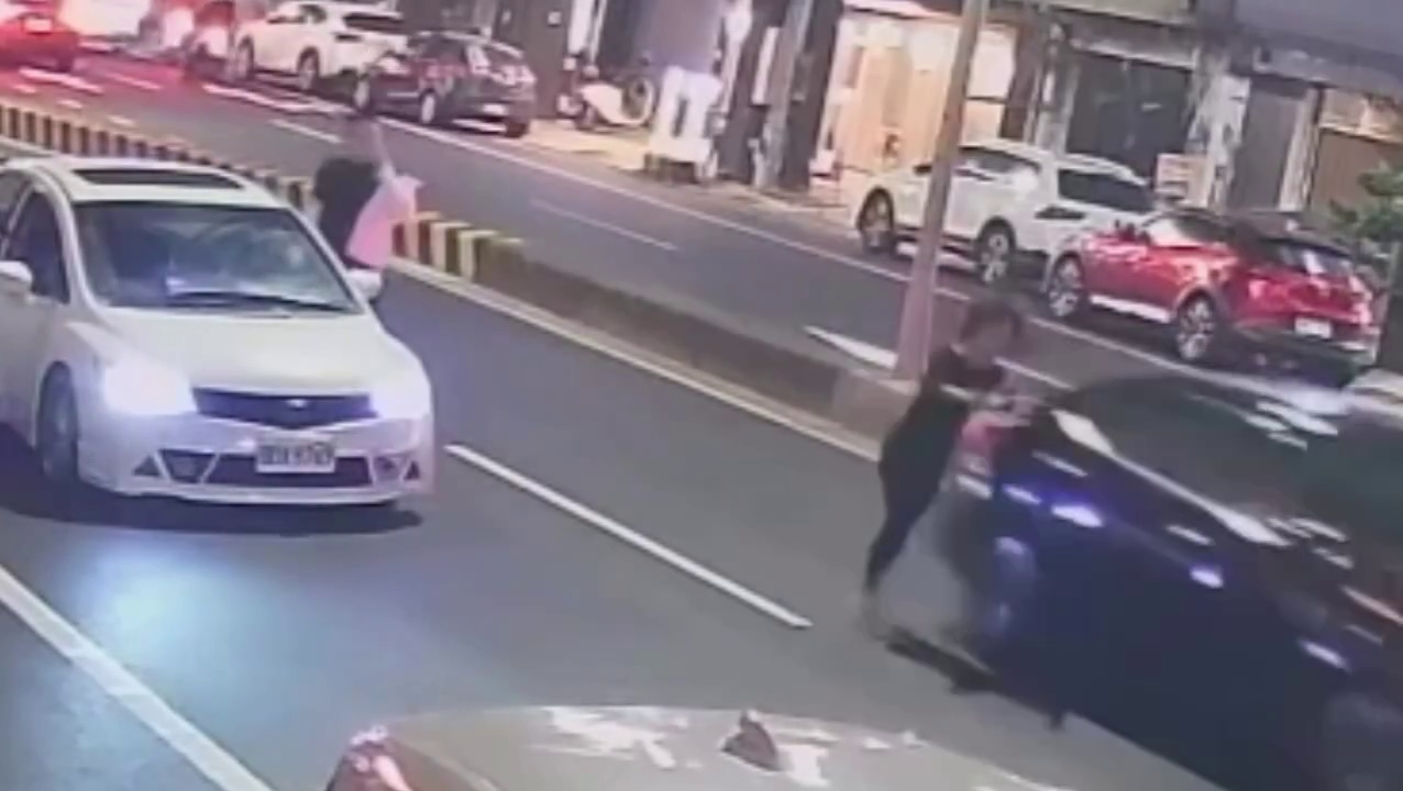▲▼第一次自撞失敗後，第二次再衝內車道慘遭黑車撞飛2（圖／網友陳霏 授權；未經授權請勿翻攝轉載）