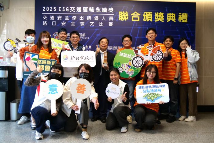 通勤綠廊效益多元 新北榮獲ESG交通運輸永續獎 31 《圖說》新北市全國首創的通勤綠廊,逐步實現兼具通勤、觀光與休閒的綠色交通網絡,鍾鳴時局長與同仁合影。〈交通局提供〉