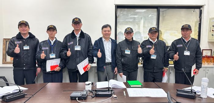 《圖說》黃裕斌處長〈中〉頒發感謝北區--安心保全公司績優保全。〈高灘處提供〉