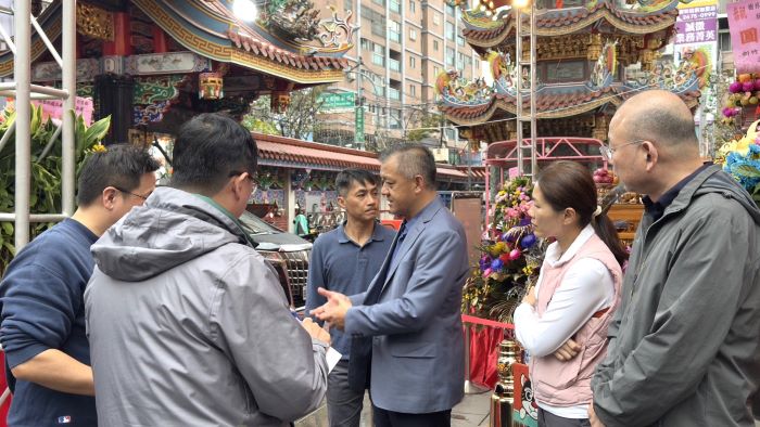 《圖說》樹林分局因應濟安宮酬恩祈安五朝圓醮徒步賜福遶境活動，分局長王子雄多次偕相關幹部與廟方現場會勘討論。〈樹林分局提供〉
