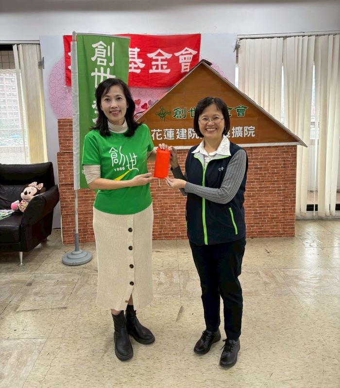 關懷弱勢寒冬送暖 台電北北區處「愛心就像電力」 24 《圖說》台電台北北區處長許一女〈右四〉致贈創世基金會慰問金。〈北北區處提供〉