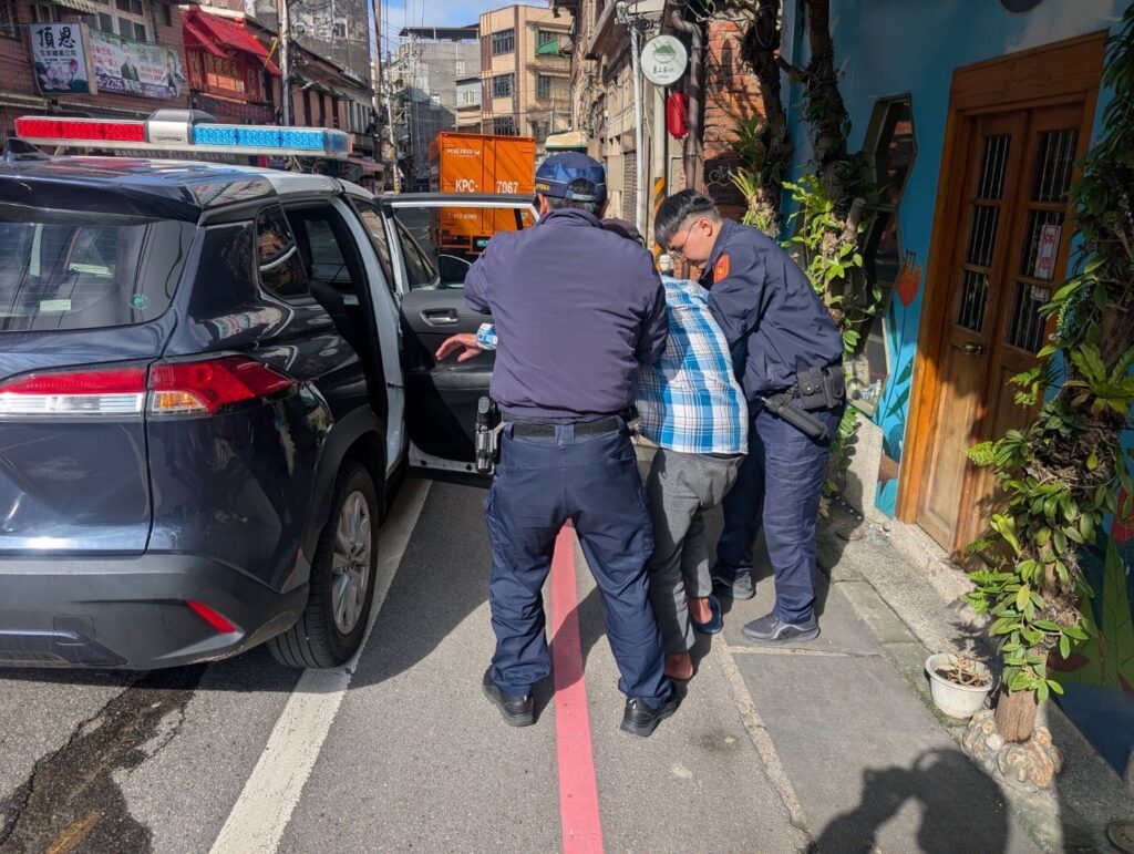 高齡老翁不支路倒 員警熱心協助返家 22 1765531615909