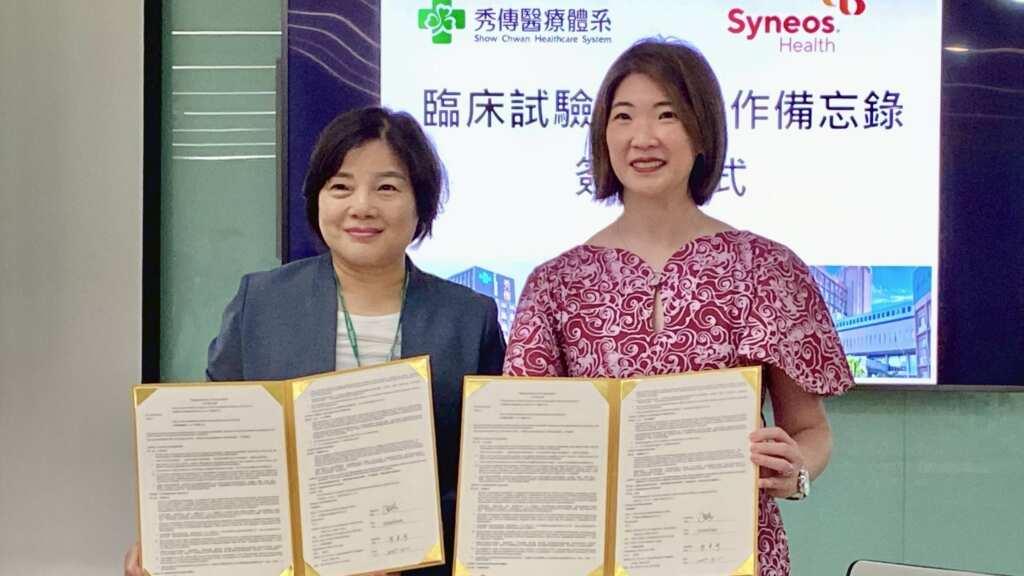 ▲秀傳醫療體系陳秀珠營運長與賽紐仕醫藥亞太區主管Serena Chan簽署合作備忘錄。(記者林明佑翻攝)