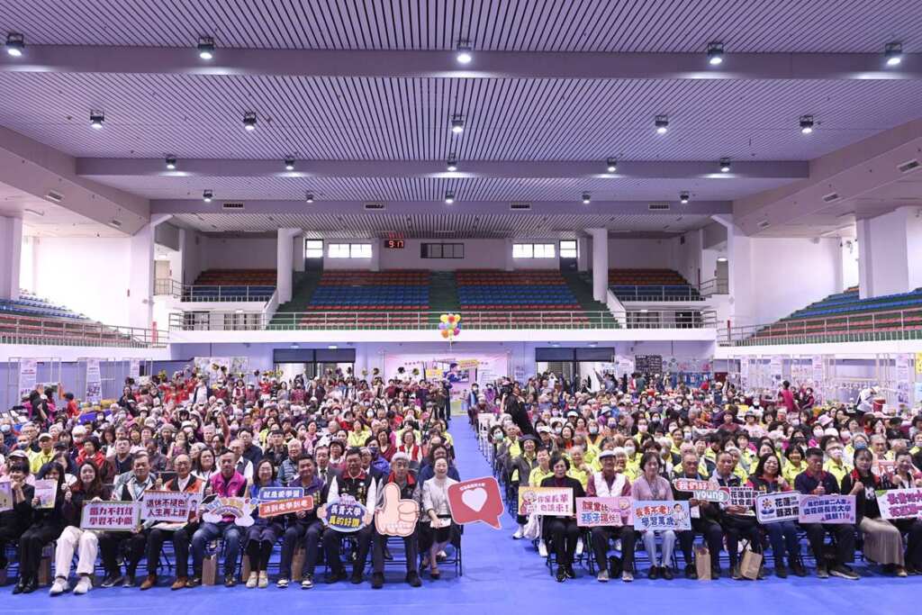 ▲花蓮縣長徐榛蔚今日出席「114年花蓮縣長青大學結業典禮暨成果展」,與全縣各鄉鎮市長青大學師生齊聚一堂,現場逾700人共同見證溫馨時刻。