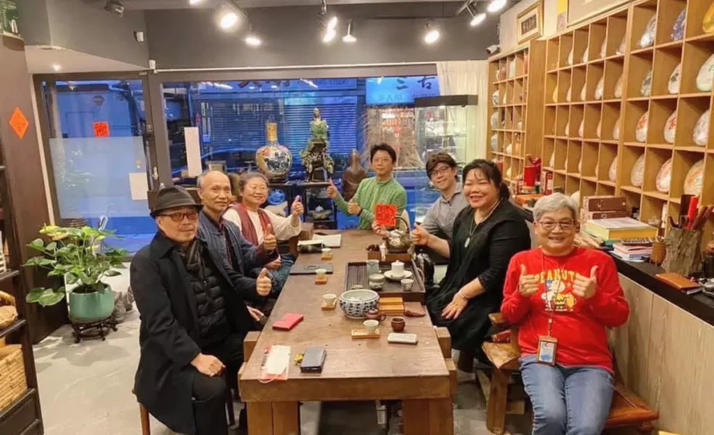 紫玉金砂創辦人普洱茶女王黃錦鶯,非常好客,門庭若市..喝茶的人絡繹不絕!(照片提供/紫玉金砂黃錦鶯)