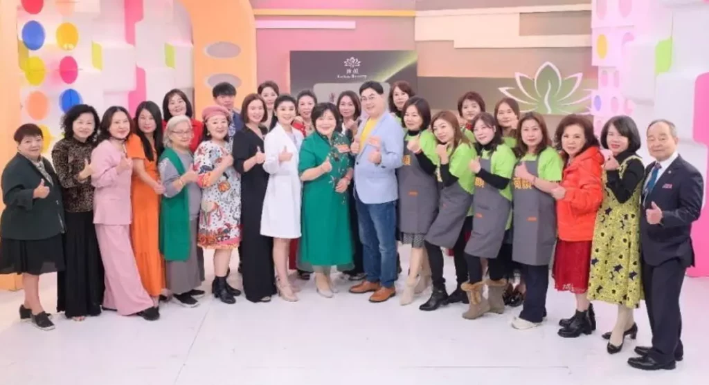 紫玉金砂創辦人普洱茶女王黃錦鶯投入美業,帶領團隊錄製健康最前線(照片提供/紫玉金砂黃錦鶯、健康最前線)
