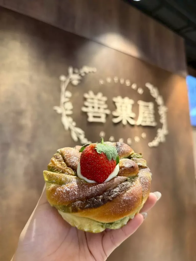 草莓抹茶花圈 $90