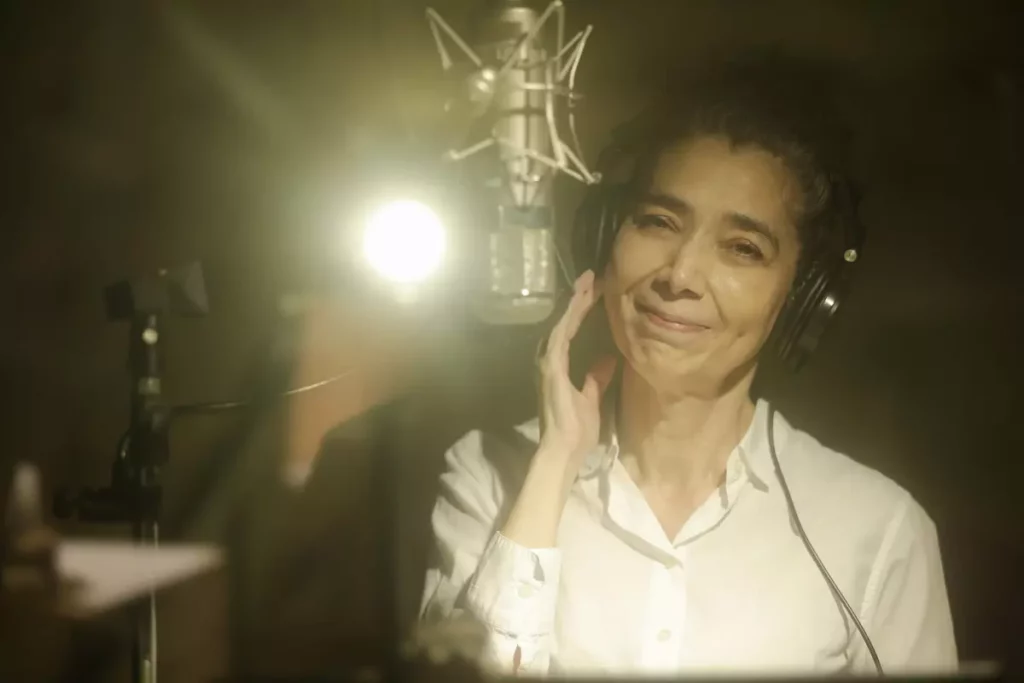 賴佩霞再度走進錄音室錄製全新單曲《總會有個人》(圖片提供 / 尚時代文創娛樂)