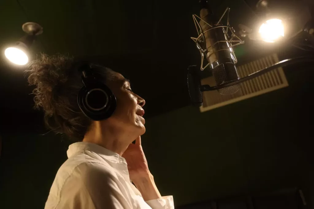賴佩霞再度走進錄音室錄製全新單曲《總會有個人》(圖片提供 / 尚時代文創娛樂)