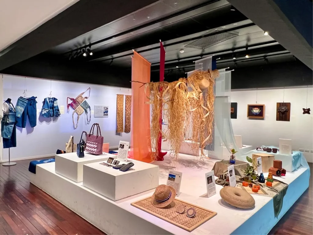 宜蘭傳藝園區巧藝館2樓展出「福韻台灣－社區聚落工藝特展」之展場實況。（圖/工藝中心提供）