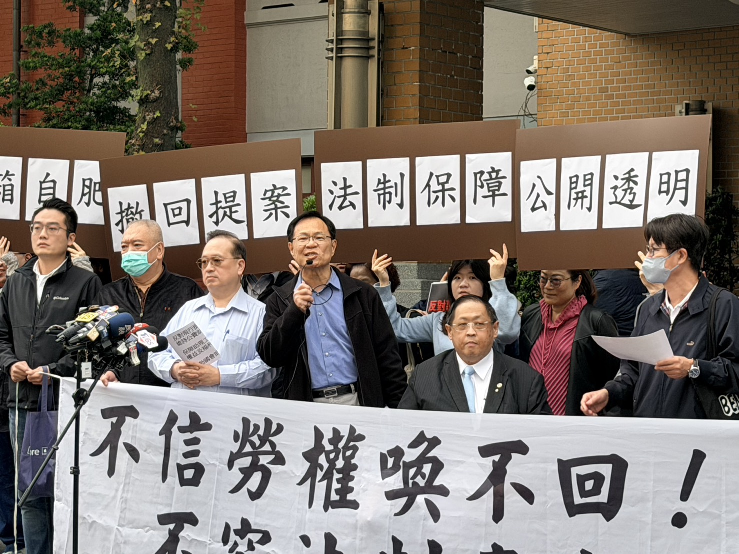 朝野助理集結抗議要求陳玉珍撤案 張啓楷到場站C位被嗆愛收割 216 朝野助理集結抗議要求陳玉珍撤案 張啓楷到場站C位被嗆愛收割 215