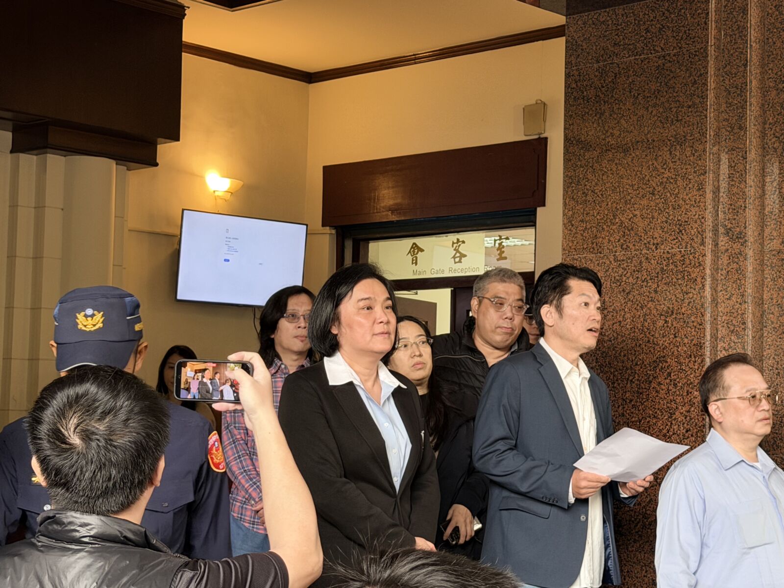 朝野助理集結抗議要求陳玉珍撤案 張啓楷到場站C位被嗆愛收割 220 朝野助理集結抗議要求陳玉珍撤案 張啓楷到場站C位被嗆愛收割 219