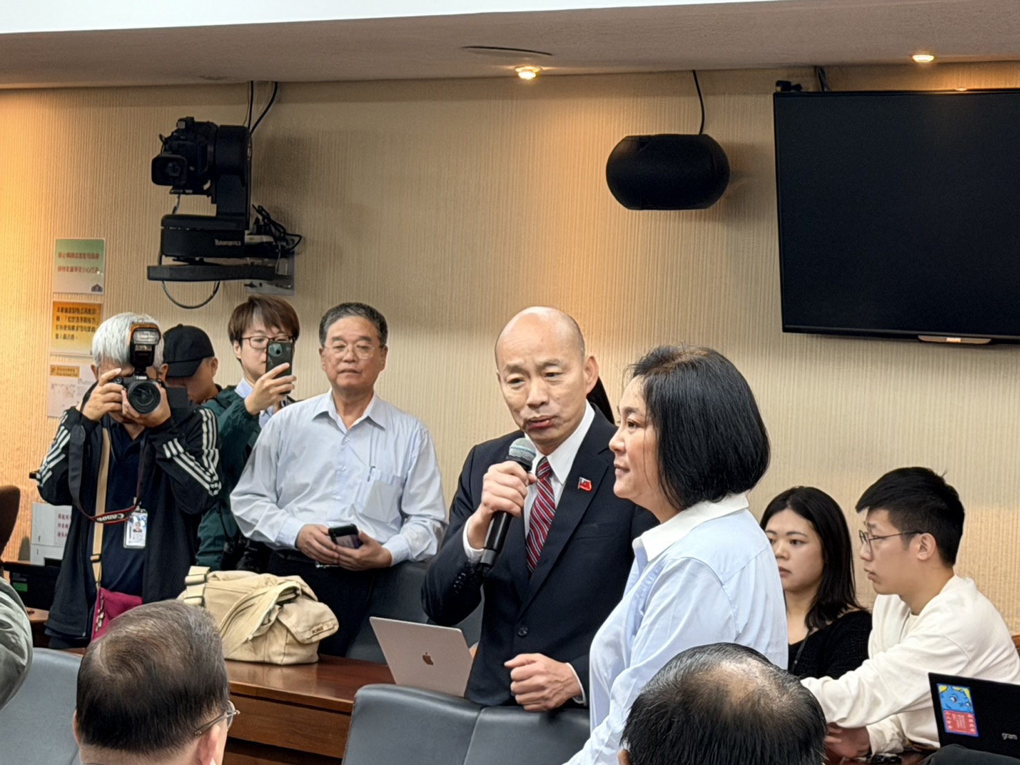 朝野助理集結抗議要求陳玉珍撤案 張啓楷到場站C位被嗆愛收割 222 朝野助理集結抗議要求陳玉珍撤案 張啓楷到場站C位被嗆愛收割 221