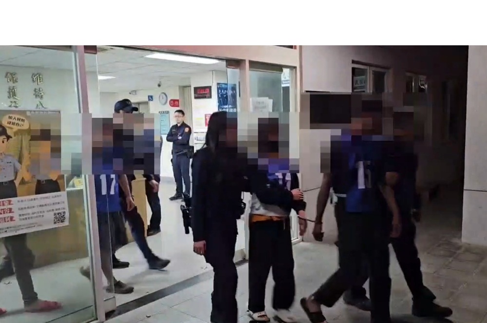 煮料理鍋底燒乾冒濃煙 警闖屋關火逮8失聯移工 239 cnews204251212a04