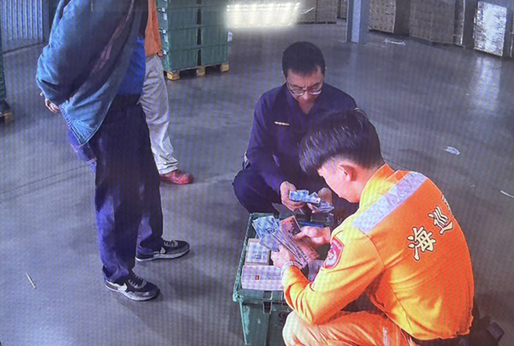 超商物流寄送20萬元 海巡員拆驗包裹及時攔詐欺款 284 cnews204251212a12