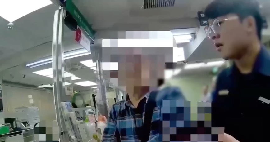 員警了解狀況並向民眾解釋有異樣之處。