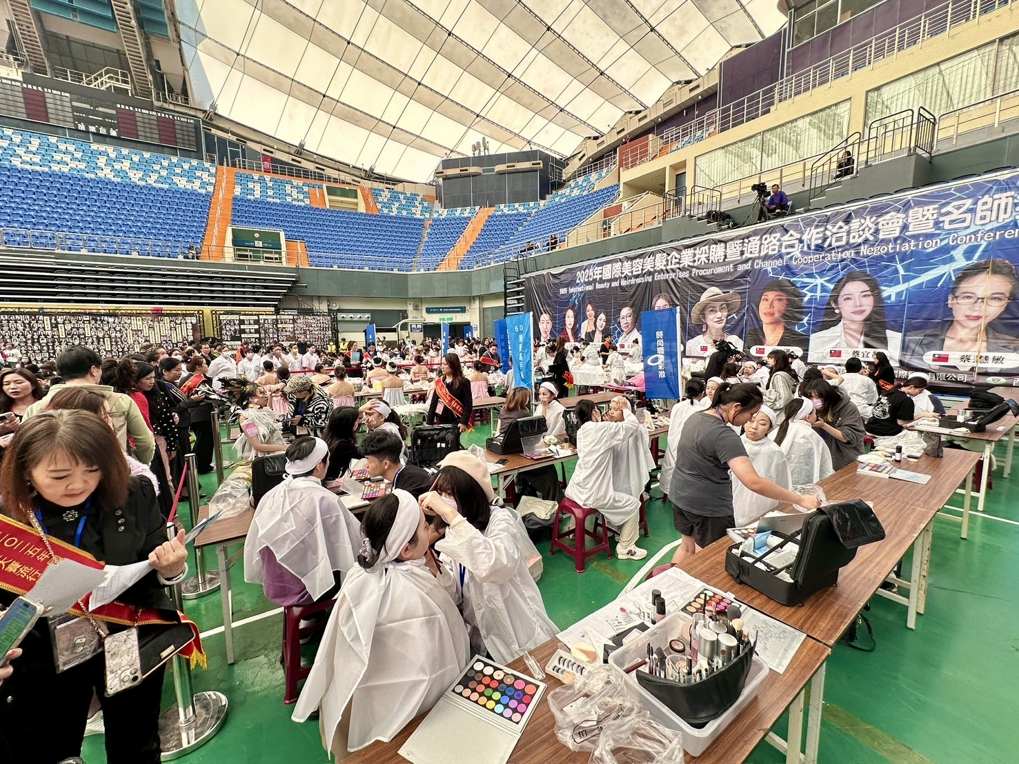 苗栗縣巨蛋體育館內人潮湧動,來自各國的選手與模特兒同步進行競賽與造型實作,現場宛如大型國際美業實驗場。(圖/記者林照東攝)