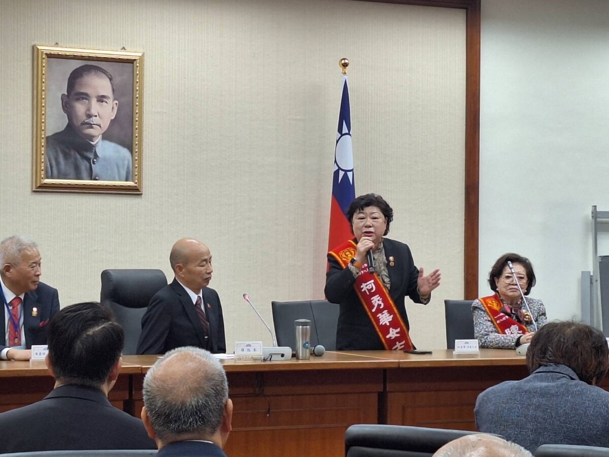 ▲在立法院舉行的全國好人好事代表表揚典禮中，榮獲殊榮柯秀華致詞（右二），分享多年投入公益服務的心得，現場嘉賓專注聆聽，氣氛隆重溫馨。