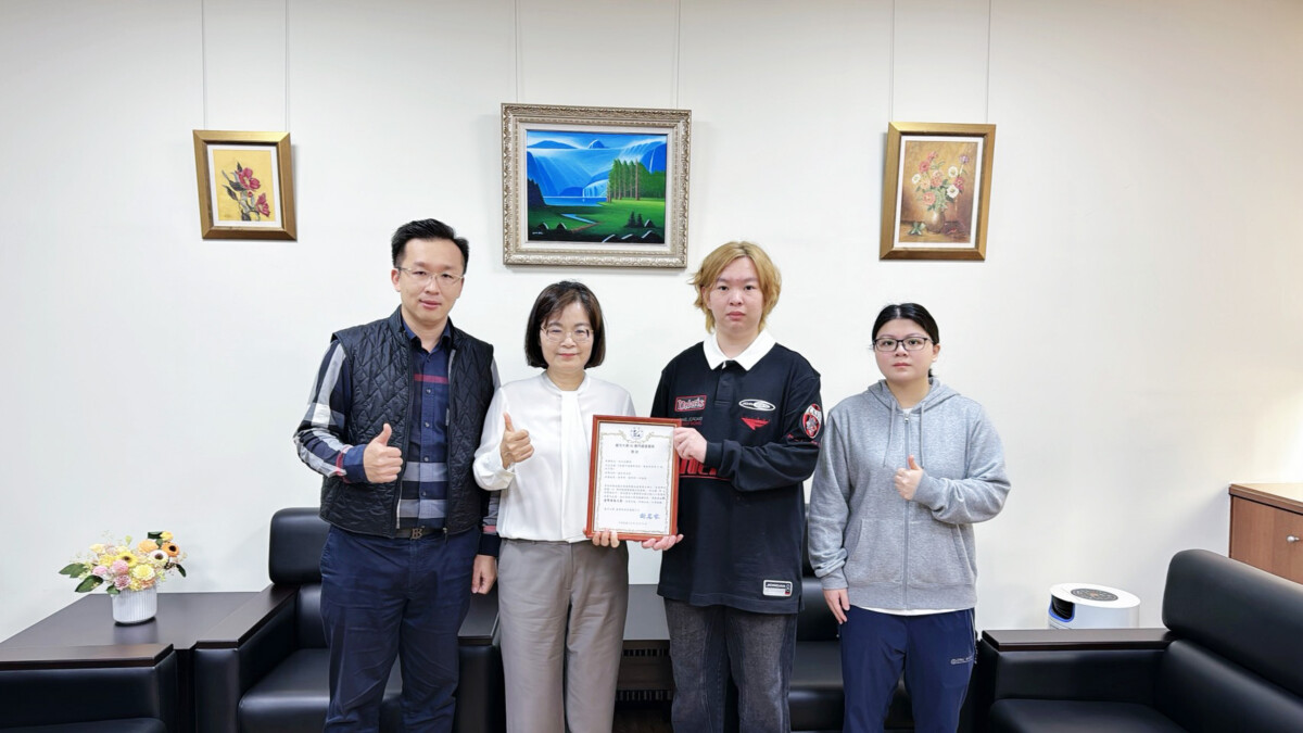 ▲義守大學「哈夫克」勇奪數發部全國 AI 解題競賽獎 -照片(右起)會計學系吳亭葦同學、國際商務學系劉明坤同學、沈季燕副校長、會計學系謝名家教授。