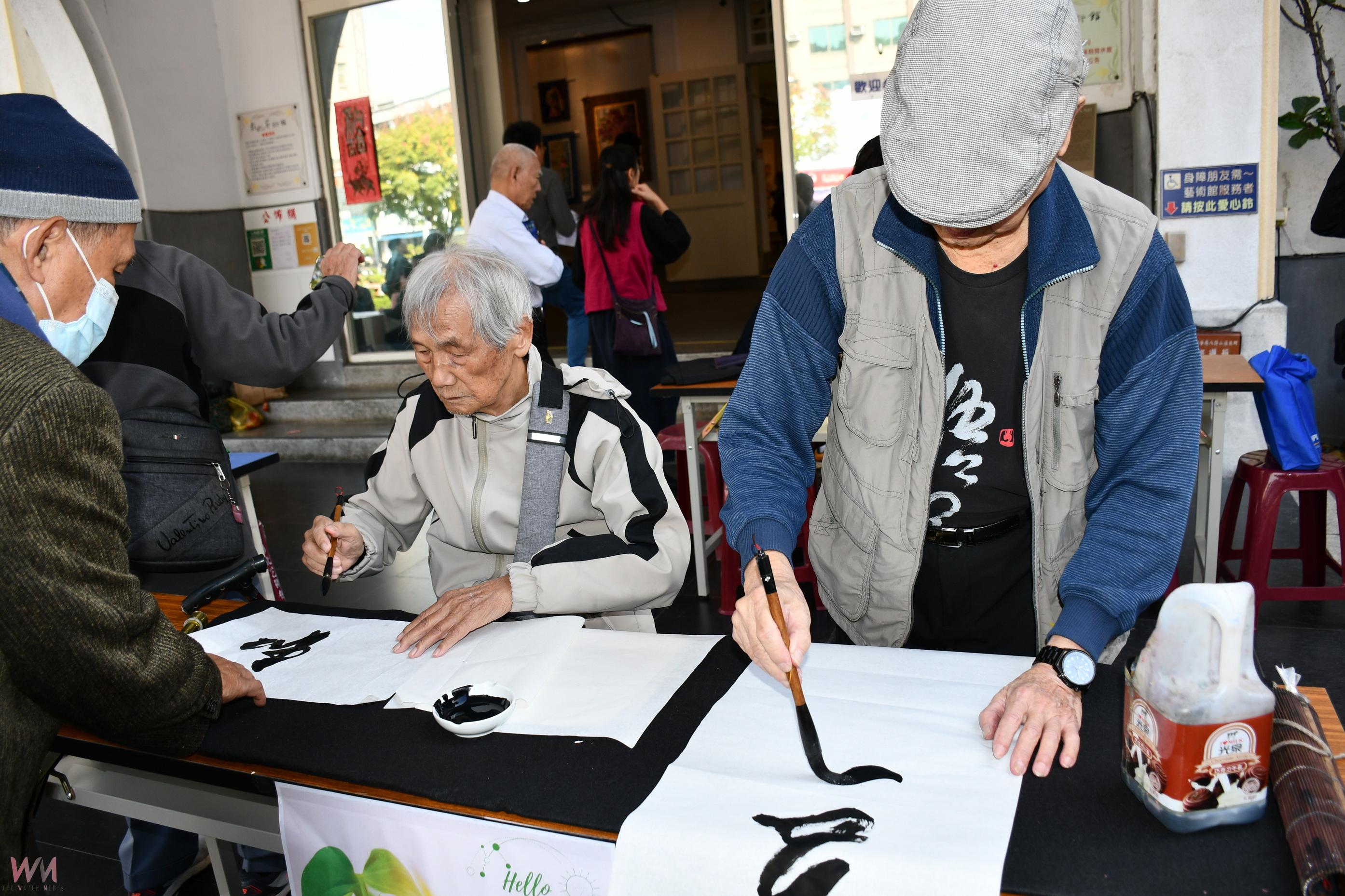 藝術家齊聚彰化藝術館　揮毫力挺林世賢爭取縣長提名