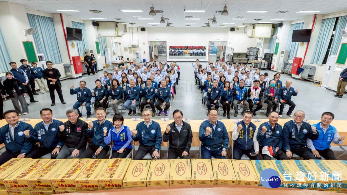 桃園市民防總隊守望相助大隊中壢中隊114年慰勤活動大合影。