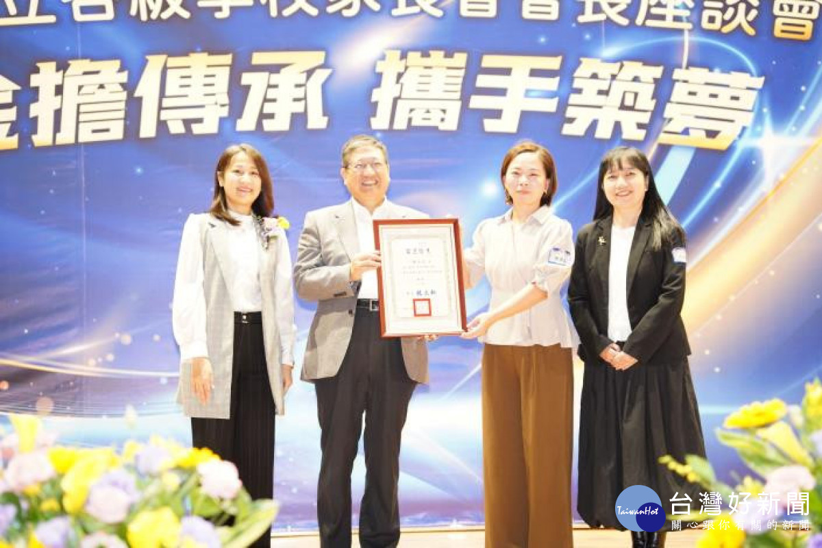 縣長楊文科頒贈當選證書。