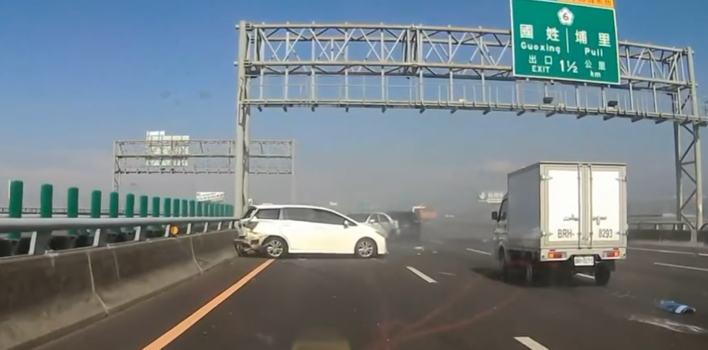 玩命駕駛!砂石車運將酒駕上國道 變換車道不當害後方6車追撞