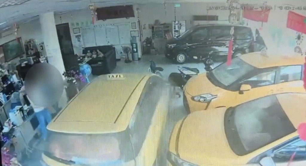 快訊/驚悚畫面曝!小黃司機「遭拒保扣牌」衝撞車行