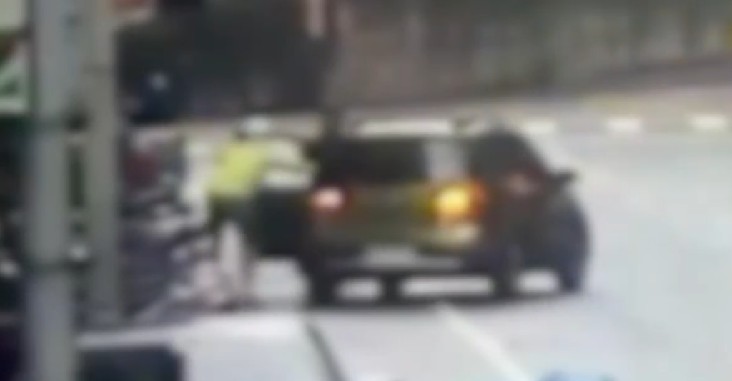 停車打r檔未拉手煞闖禍! 車子倒退嚕撞7車