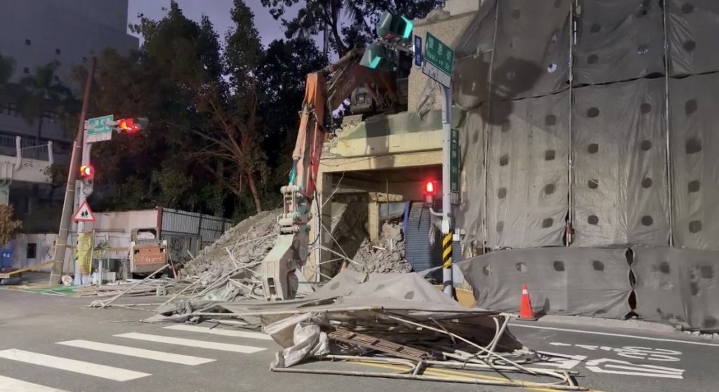 強風吹垮工地鷹架!台南街口「瞬間倒塌」-路人狂奔逃命驚險畫面曝光