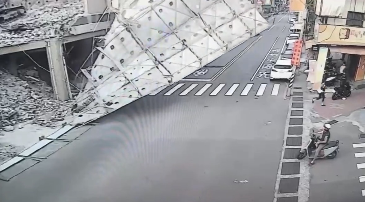 強風吹垮工地鷹架!台南街口「瞬間倒塌」 路人狂奔逃命驚險畫面曝光