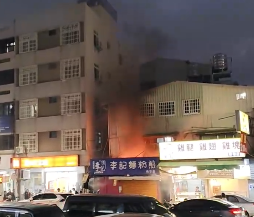 台中南屯派出所對面建築失火警先衝現場！　休假警交管助撲滅火勢