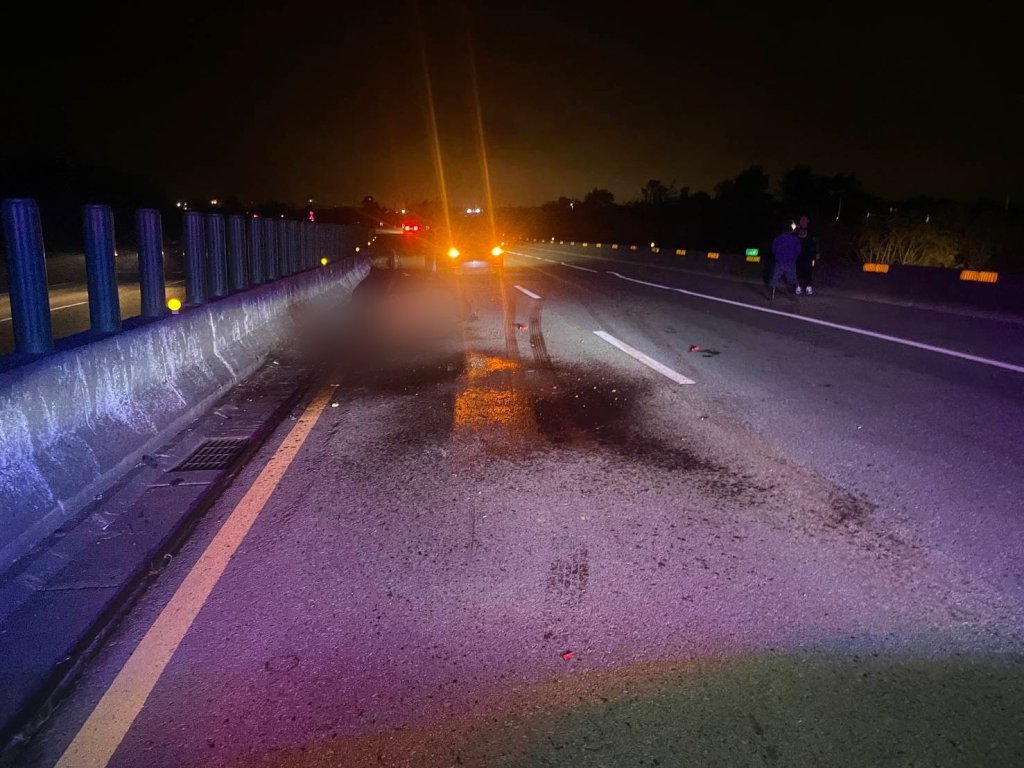 西濱快速道路馬匹闖入被自小客車撞死! 車子毀損駕駛受傷