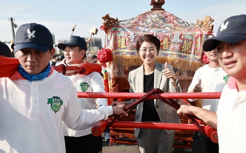 鳳山寺謁祖刈香回鑾 許淑華恭迎扶轎遶街