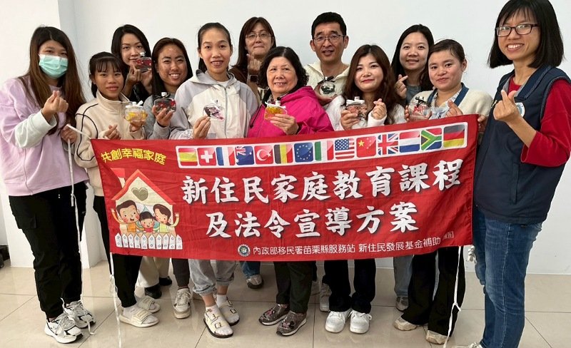 歡慶聖誕月 苗栗移民署與新住民手作浮油花