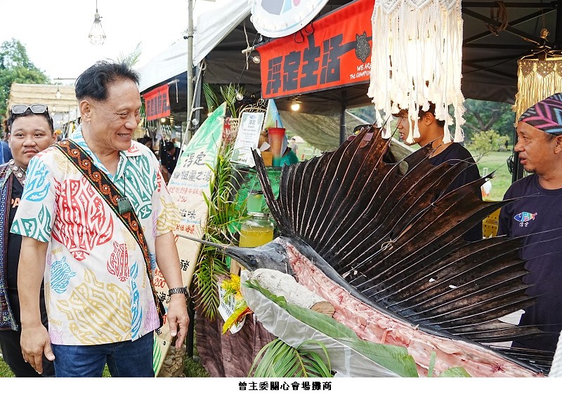 可能是犀鳥和文字的圖像