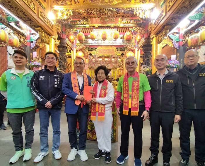 南北保生大帝徒步賜福遶境 侯友宜樹林濟安宮參拜祈福 30 《圖說》侯友宜市長至樹林濟安宮參拜致贈香油金。〈民政局提供〉