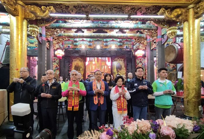 南北保生大帝徒步賜福遶境 侯友宜樹林濟安宮參拜祈福 31 《圖說》新北市長侯友宜今日至樹林濟安宮參拜,祈求市政順利,市民安居樂業。〈民政局提供〉