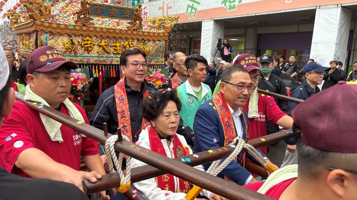 南北保生大帝徒步賜福遶境 侯友宜樹林濟安宮參拜祈福 32 《圖說》侯友宜與出席貴賓一同扶轎祈福,希望地方順利、百姓安康。〈民政局提供〉