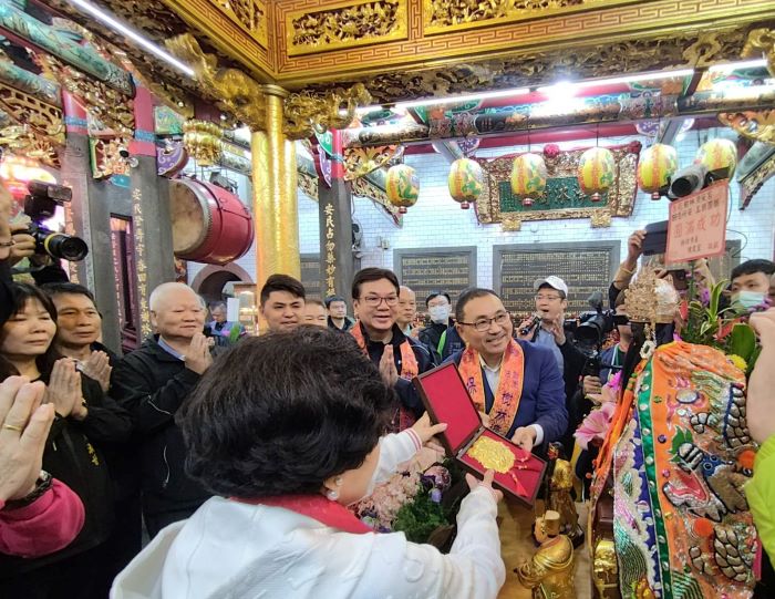 南北保生大帝徒步賜福遶境 侯友宜樹林濟安宮參拜祈福 33 《圖說》侯友宜向保生大帝奉獻金牌。〈民政局提供〉