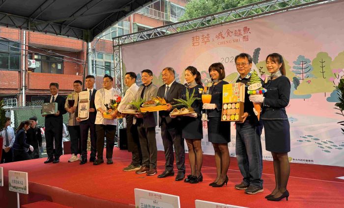 速萃茶飲技術茶湯更醇厚 三峽區農會「碧萃茶飲」開幕 31 《圖說》三峽區農會結合「碧萃茶飲」及「峸食鱸魚」,打造農會品牌旗艦據點「樂森活」,開創三峽綠竹筍多元銷售管道。〈農業局提供〉