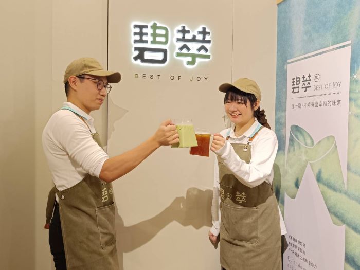 速萃茶飲技術茶湯更醇厚 三峽區農會「碧萃茶飲」開幕 32 《圖說》「碧萃茶飲」店內使用在地茶農的新鮮茶葉透過「次世代速萃茶飲加工技術」進行加工,有效去除茶葉耗損,茶湯更加醇厚清透。〈農業局提供〉