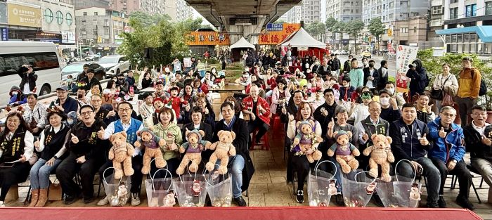 《圖說》2025板橋花市百花綻Fun親子同樂嘉年華現場來賓合照。〈板橋區公所提供〉