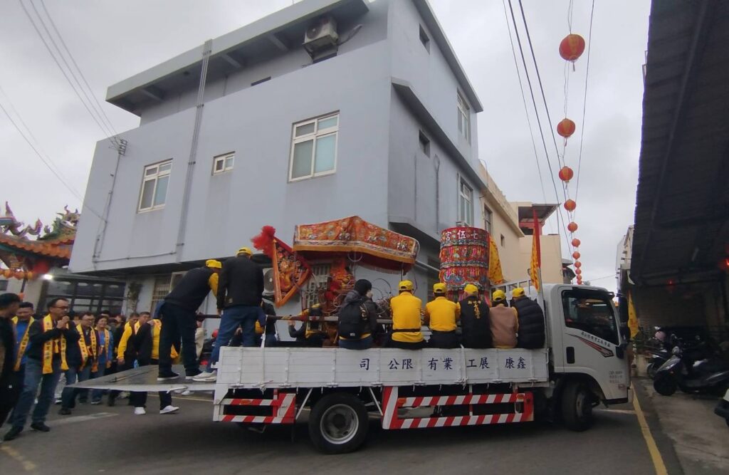 竹市七伍宮75週年建醮平安繞境起駕 地方政要扶轎、信眾虔誠恭送 36 114121312