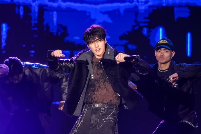 重磅卡司接力 巨星耶誕演唱會嗨爆全場 51 《圖說》薛恩以〈LEVEL UP〉嗨翻全場。〈觀旅局提供〉