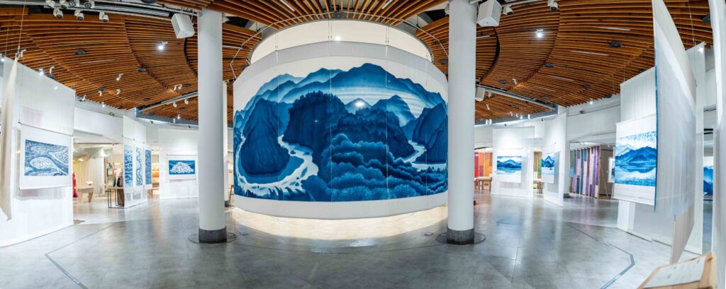 「染魂織夢 纖維情—陳景林染織創作」開展 展現2024國家工藝成就獎得主的染織藝術高度 42 8 5 1024x409 1