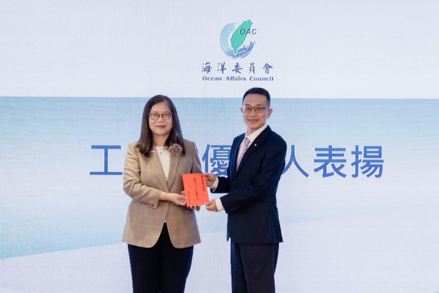 海委會表揚模範及績優人員 管碧玲:「把平凡事做到不平凡」就是典範