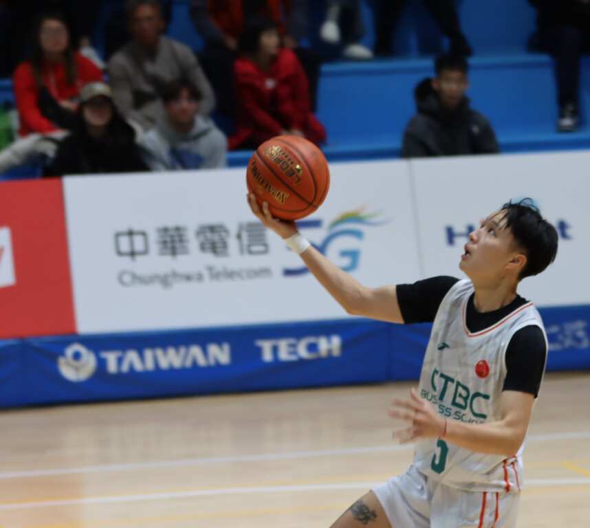 4年轉戰3校的邱群晞,今天代表中信女籃隊摘下72分,創下UBA單場最高分紀錄。 (魏冠中攝影)