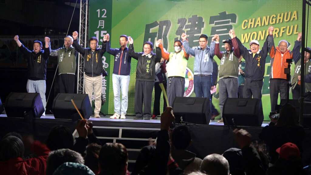 ▲民進黨彰化縣長黨內初選電話民調前的關鍵黃金週末,擬參選人邱建富今晚舉辦「彰化富 Wonderful 團結晚會」,現場湧入超過五千名支持者擠爆會場,凍蒜聲此起彼落、氣氛沸騰,展現基層超高溫度。(記者林明佑攝)
